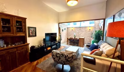 Las Casas, casa de 110 m2 com 2 suítes e 2 vagas em condomínio. 2 salas, lavabo e cozinha americana.