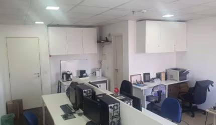 Sala Comercial, Saúde - de 39m² com 1 banheiro, 2 vagas, piso elevado e ar condicionado