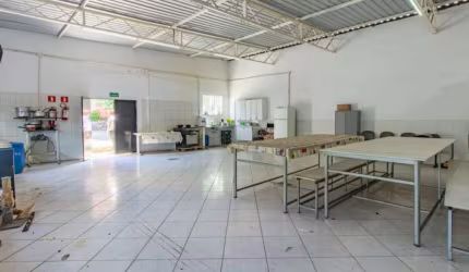 LAPA - Galpão Comercial com 600m², 2 banheiros e 2 vagas.