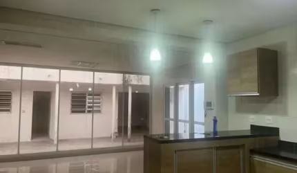 Campo Belo - Casa de 220m² com 4 dormitorios sendo 2 suites, 4 banheiros e 5 vagas na garagem.