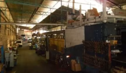 Saúde, Galpão Comercial de 864m² com 2 banheiros.