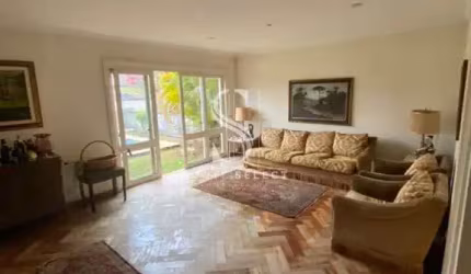 Morumbi - Casa de 351m² com 4 suítes, 5 banheiros, 4 vagas e piscina.