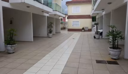 Sobrado em condominio,com garagem privativa.