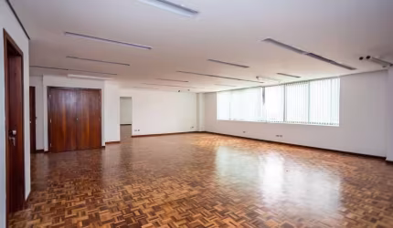 Sala Comercial de 301 m² à venda no Centro de Curitiba – Espaçosa, Reformada e Bem Localizada | Ref 403