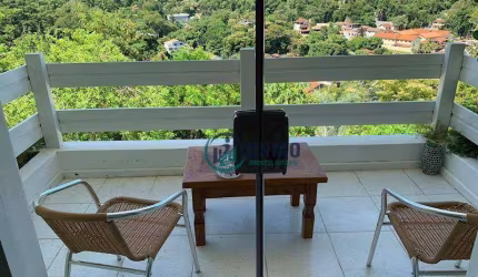 Casa dentro de Condomínio - 4 Quartos 3 Suítes. Quintal com Piscina e Churrasqueira!