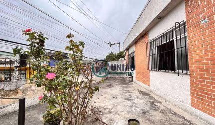 Casa junto ao Comércio e Condução - 2 Quartos com garagem