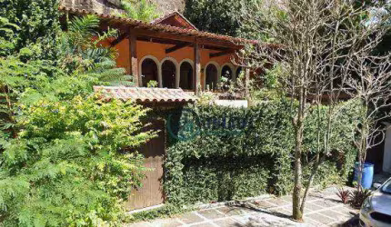 Excelente casa com 3 dormitórios, sendo uma suite, piscina, churrasqueira, próximo a praia, à venda, 370 m²  - Itacoatiara - Niterói/RJ
