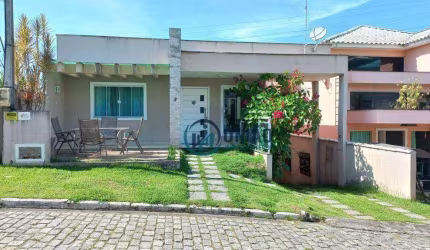 Belíssima casa em condomínio fechado, com 4 dormitórios ( 3 suítes), quintal, piscina e churrasqueira!!