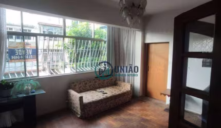 Amplo apartamento com 3 dormitórios, sendo uma suíte, em rua tranquila !