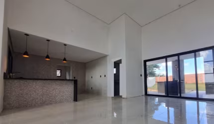 Casa em cond. à venda/ 3 suítes/ Espaço gourmet/ Piscina/ À 10 min do Campolim