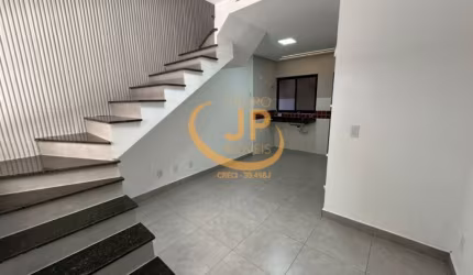 Sobrado em condomínio/ 2 Dorm./Ambientes integrados/ Jd. Santa Marta/ Só 220 mil