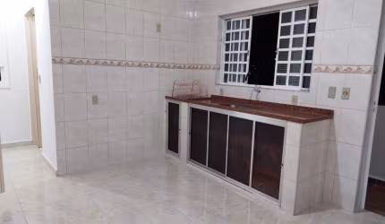 Oportunidade! Sobrado podendo ser 02 casas/ Quintal/ Varanda/ Jd. Santo André