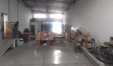 Galpão comercial/ 242 m²/ 2 Wc/ Copa/ Ac. Dr. Américo Figueredo