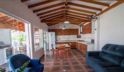 Sobrado à venda/ 4 Dorm./ Suíte/ Área Gourmet/ 3 Wc´s/ Varanda/ Ac. Av. Itavuvu