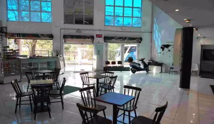 Prédio comercial em Avenida na Zona Central/ 750 m²/ 12 salas/ 4 andares