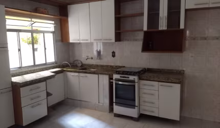 Apto térreo com quintal/ 75 m²/ 2 Dorm./ Ac. Américo Figueredo/ Aluguel 1.650,00
