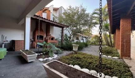 Casa à venda em Peruíbe/ 7 Dorm./ Suítes/ Área Gourmet/ Salão/ Só 790 mil