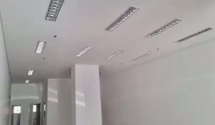 Sala comercial/ 150 m²/ 2 Wc´s/ 5 Vagas/ À 10 min. do Centro/ Aluguel 7.500