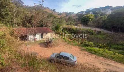 ÁREA COM CASA , ÁGUA E PERTO DO ASFALTO