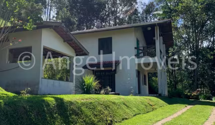 CHALÉ CHARMOSO EM PROPRIEDADE COM EXCELENTE POTENCIAL. MUITO VERDE, AR PURO, ÁGUA EM ABUNDÂNCIA