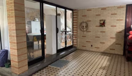 CASA À VENDA COM 255 M² - 3 DORMITÓRIOS, 2 BANHEIROS, 1 VAGA DE GARAGEM - CENTRO - JUNDIAI/SP