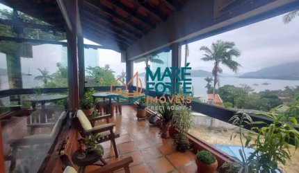 Linda casa na praia da Enseada com vista mar.