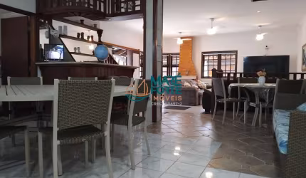 Casa Assobradada Mobiliada a 200m da Praia da Enseada. Conforto, Lazer e Sofisticação!