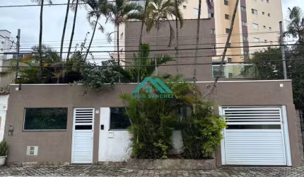 Casa Espetacular a 2 Quadras da Praia com Suíte Master, Jardim e Segurança!!