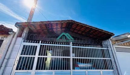 Casa com 2 dorms, suíte e churrasqueira para locação na Vila Mirim – R$ 2.500