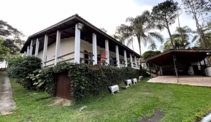 Chácara em Guararema! Esta propriedade única oferece um terreno espaçoso de 8.549,50 metros quadrados com 290,87 metros quadrados de área construída.
