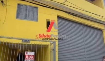 VENDE-SE UM TERRENO COM CASAS E SALÃO PARA INVESTIMENTO.
