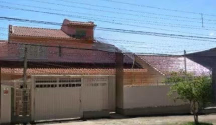 Nyon Imóveis vende Casa 3 andares com Elevador, no Bairro Santo Antônio