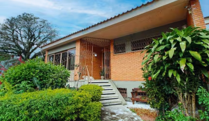 Casa à Venda , 336m² de área total sendo 276m² privativos, 3 Dormitórios, 1 suíte, 3 vagas de garagem, terraço, Pátio frente e fundos, no Bairro Santa Tereza.