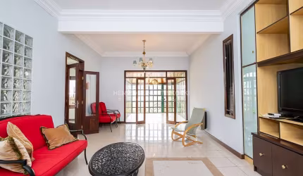 Casa com 5 dormitórios, 13 vagas, quintal e edícula à venda em Santa Felicidade, Curitiba, PR