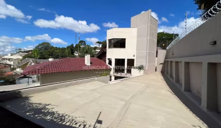 Casa Alto Padrão Sobrado com 3 quartos sendo 1 suíte master, 399m2 construídos, 6 vagas cobertas, Espaço Gourmet e piscina. Aceita Permuta
