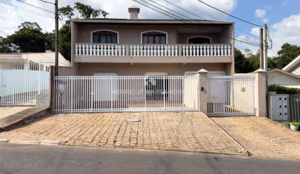 Casa Sobrado de 1 pavimento de rua com 4 quartos, 344m2 construídos, 6 vagas, localizada no Campo Comprido em rua tranquila. Estuda permuta em veículos.