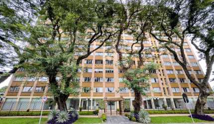 Apartamento reformado de 113m² no Rebouças – Andar alto e vista para a Serra do mar.