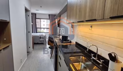 Studio de 24m2 totalmente reformado próximo ao metrô do Brooklin por R$ 550mil.