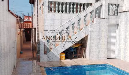 Sobrado espaçoso com piscina em local residencial, Balneário Regina Maria - Mongaguá/SP
