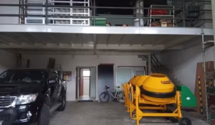 Galão para locação com casa nos fundos