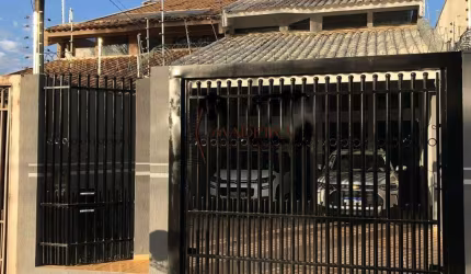 Sobrado à venda, 3 quartos, 1 suíte, 2 vagas, Vila Vardelina - Maringá/PR