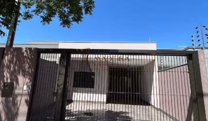 VENDE-SE LINDA CASA COM SUITE