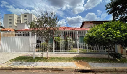 CASA A VENDA LOCALIZADA NA ZONA 2 - MARINGÁ PR