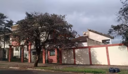 Oportunidade - Excelente sobrado com 410 m2 com uma bela e grande piscina, em ótima localização. Jarim Imperial a uma quadra da Alexandre Rasgulaeff