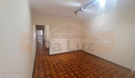 Casa com 3 Quartos e 2 banheiros para Alugar, 210m² por R$ 3.500/Mês