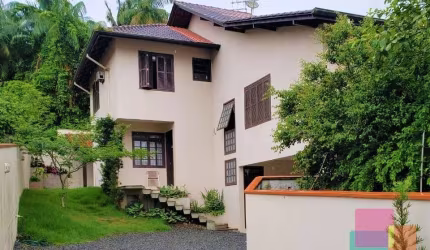 Casa com 3 quartos à venda na Rua Iguaçu, --, Santo Antônio, Joinville por R$ 990.000