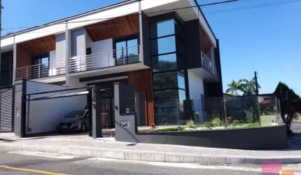 Casa com 3 quartos à venda na Rua Rio Negrinho, --, Saguaçu, Joinville por R$ 1.490.000