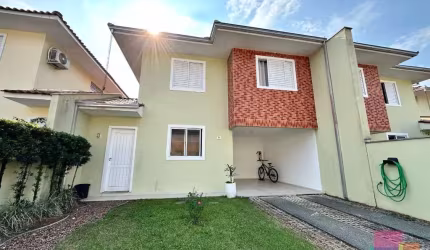 Casa em condomínio fechado com 3 quartos à venda na Rua Itajubá, --, Bom Retiro, Joinville por R$ 749.000
