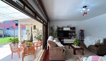 Casa com 4 quartos para alugar na Rua Marquês de Olinda, --, América, Joinville por R$ 8.000