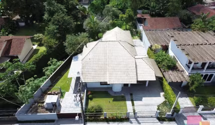 Casa com 3 quartos para alugar na Rua Alceu Koehntopp, --, América, Joinville por R$ 8.900